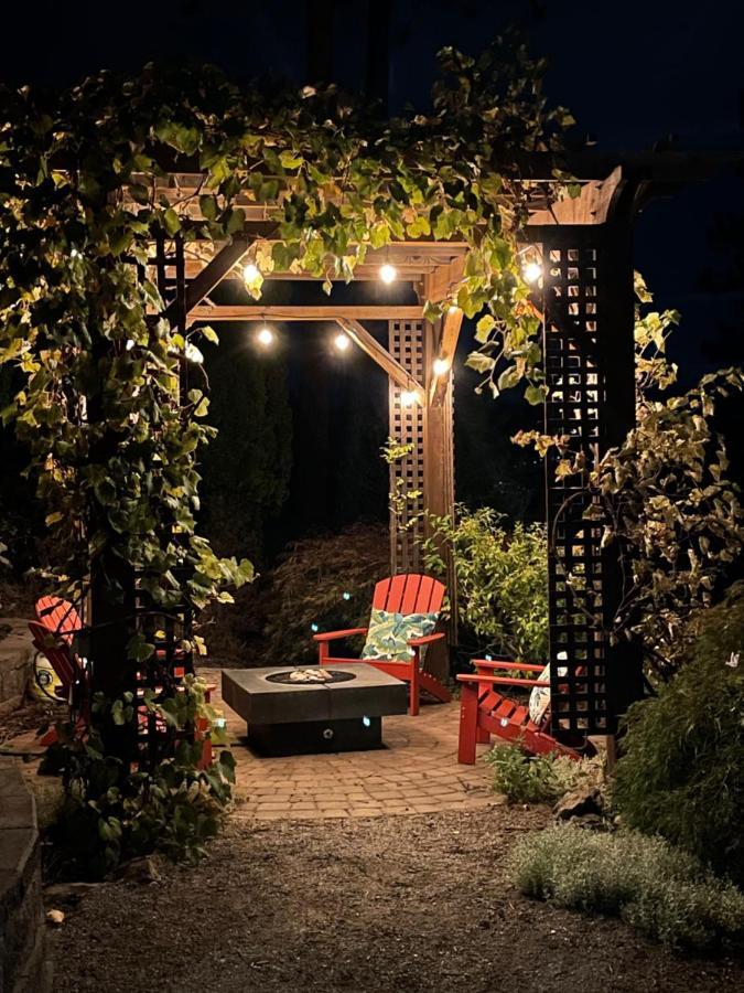 Les Roses Bed & Breakfast West Kelowna